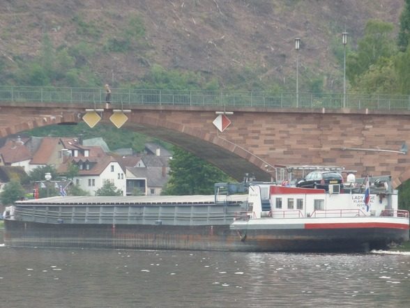 Ausflugsschiff auf dem Main an der Miltenberger Mainbrücke.