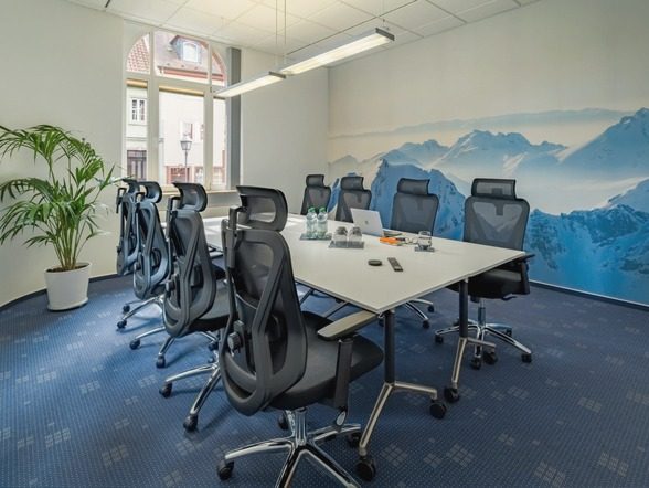 Tagungsraum im Evolum in Miltenberg mit langem Konferenztisch und Bürostühlen.